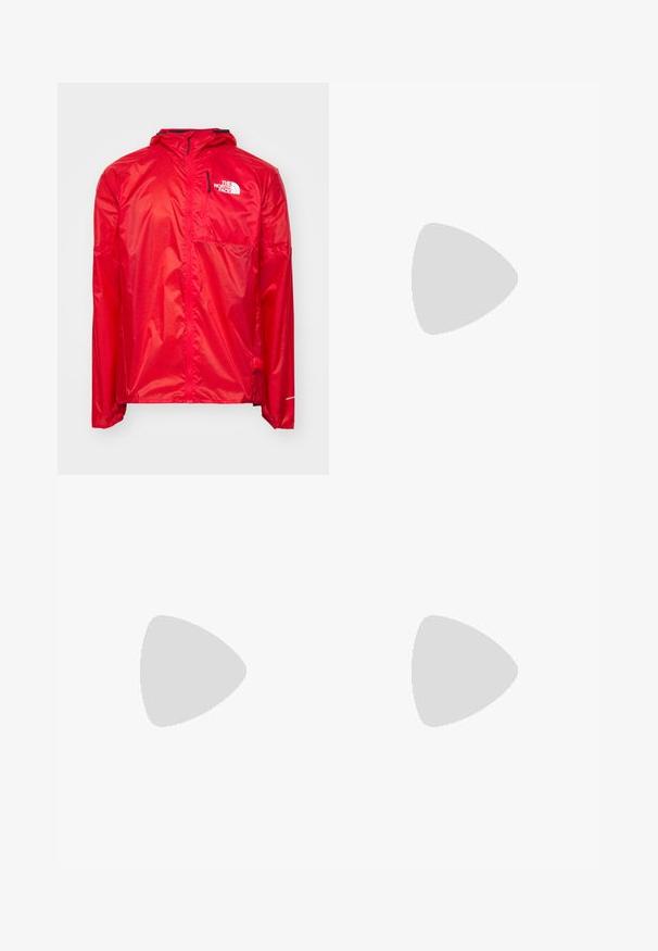 The North Face WINDSTREAM SHELL - Windjack - high risk red; Zwarte T-shirt met korte mouwen van katoen, voorzien van een ronde halslijn en een klein wit logo op de bovenste linkerkant van de borst.; Zwarte sportieve broek gemaakt van lichtgewicht stof, met een trekkoord in de taille, zijzakken en taps toelopende boorden bij de enkels.; Zwarte sportieve schoen met een bovenwerk van mesh, witte tussenzool, groene accenten en een rubberen zool met textuur. Bevat het merkembleem op de zijkant.