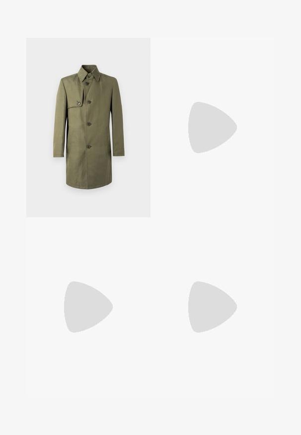 Płaszcz oliwkowozielony z kołnierzem, dwurzędowymi guzikami i kieszeniami po bokach. Posiada jedną kieszeń na piersi i prostą sylwetkę.; Czarny sweter z golfem wykonany z gładkiej dzianiny. Posiada długie rękawy, dopasowany kołnierz oraz ściągacze przy mankietach i u dołu, co zapewnia snug fit.; Jasnoniebieskie dżinsy o prostym kroju, pięć kieszeni, zapięcie na guzik, minimalne blaknięcia i kontrastowe wykończenia szwów.; Czarne skórzane mokasyny mają wyraźny szew, dwa dekoracyjne paski na górze oraz grubą, teksturowaną podeszwę dla lepszej przyczepności.; Ciemnogranatowa skórzana teczka z podwójnymi rączkami u góry i odpinanym paskiem. Posiada teksturowane wykończenie, pionowe przeszycia oraz detal z logo.