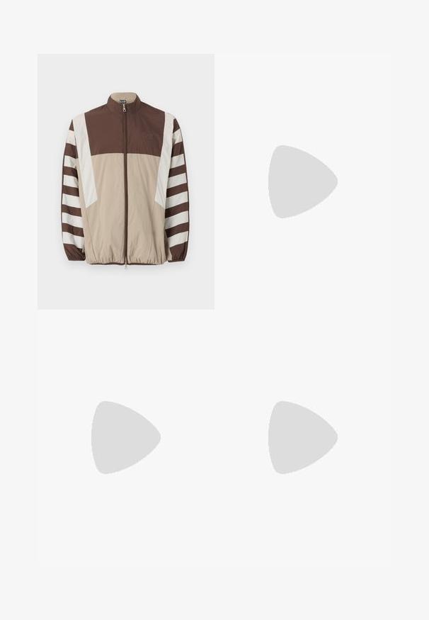 Brūns un beidzis vējjaka ar baltām svītrām, augstu apkakli, ar rāvējslēdzēju, elastīgām piedurknēm un logo kreisajā krūtī.; Melnas kokvilnas T-krekls ar īsām piedurknēm, apaļo kakla izgriezumu un nelielu logotipa birku priekšpusē ar baltiem apzīmējumiem par kopšanu.; Melnas, augstās vidukļa bikses ar platām kājām, izgatavotas no gludas auduma. Iezīmē priekšējās krokas un jostas cilpas. Minimalistisks dizains, bez redzamām detaļām.; Melna zamša apavi ar baltu gumijas zoli, ar tonālu izšuvumu un auklu dizainu. Gluda tekstūra ar mūsdienīgu, plūstošu formu.