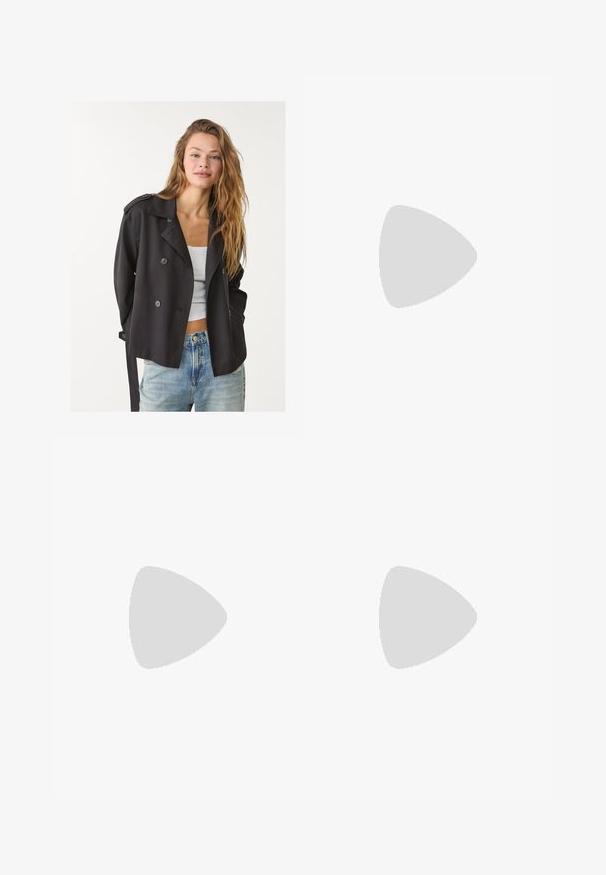 Svart dubbelknäppt trench coat med överdimensionerade knappar, axelvaddar och ett knytbälte, parat med en vit topp och ljusblå jeans.; Svart kortärmad topp gjord av stretchigt tyg, med en figursydd design och veckad detaljering på sidorna. Slät textur, klassisk form.; Svarta polyester culottbyxor med elastisk midja, två framfickor och en lös silhuett. Inga synliga mönster eller hårdvarudetaljer.; Svarta lackerade klacksandaler med fyrkantig tå, ankelremmar och silverfärgade spännen. Har en kraftig blockklack för stabilitet.