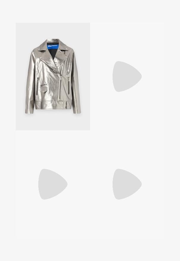 Ezüst fémes hatású műbőr motoros dzseki aszimmetrikus cipzárral, hajtókás gallérral és márkázott hímzéssel a zseben.; Fekete pamut póló V-nyakkal és rövid ujjakkal. Egyszerű dizájn, normál fazon, minta vagy díszítés nélkül.; Világos bézs pamut széles lábú nadrág. Magas derék, elülső zsebek és egyenes vonalú fazon jellemzi. Tiszta, mintázat nélküli hem befejezés.; Fekete bőrből készült, magassarkú szandál, vékony, ívelt sarokkal és keresztben átkötött pántokkal. Állítható bokapánt. Sima felület.