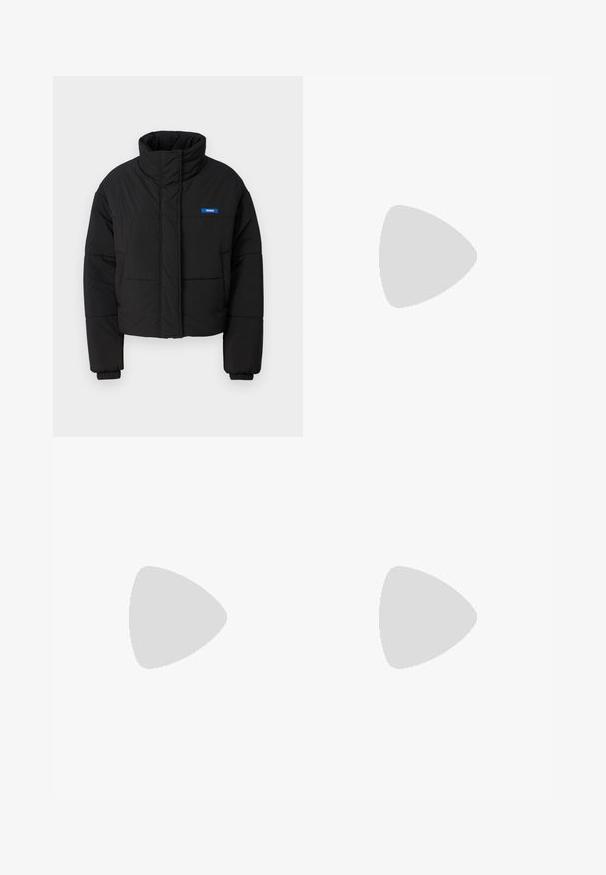 Giacca a vento nera con colletto alto, design corto e polsini elasticizzati. Presenta un logo blu "HUGO" sul lato sinistro del petto.; T-shirt nera a maniche corte in cotone, con una grande grafica rettangolare blu che riporta la parola "HUGO" in lettere bianche in grassetto.; Pantaloni neri a gamba larga realizzati in cotone, con vita alta, ampie tasche laterali e vita con cintura arricchita da dettagli in metallo argentato.; Mocassini neri con plateau e finitura in pelle liscia, caratterizzati da un dettaglio con fibbia e borchie, abbinati a calzini bianchi a coste.