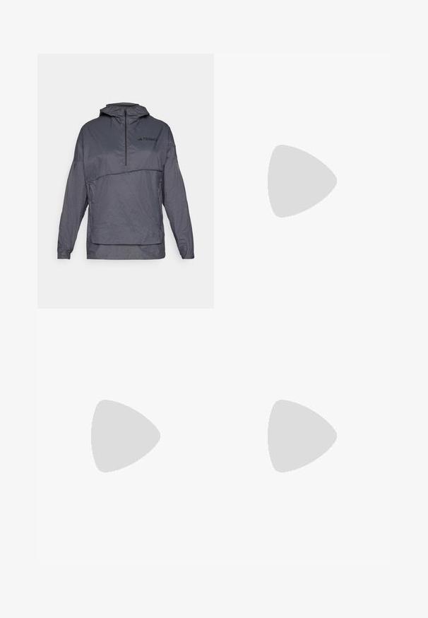 Jachetă pulover gri cu glugă, fermoar lateral pe un sfert, fabrică texturată și un logo pe partea stângă a pieptului. Dispune de mâneci lungi și manșete elastice.; Tricou negru cu mânecă scurtă, fabricat dintr-un material ușor. Dispune de un guler rotund și un mic logo alb "TERREX" pe piept.; Pantaloni de zăpadă albi cu un design elegant, având două buzunare frontale, panouri inferioare negre întărite și închidere cu nasture la talie.; Pantofii sport negri cu accente gri, având un superior din plasă texturată, trei dungi albe și o talpă din cauciuc pentru aderență.