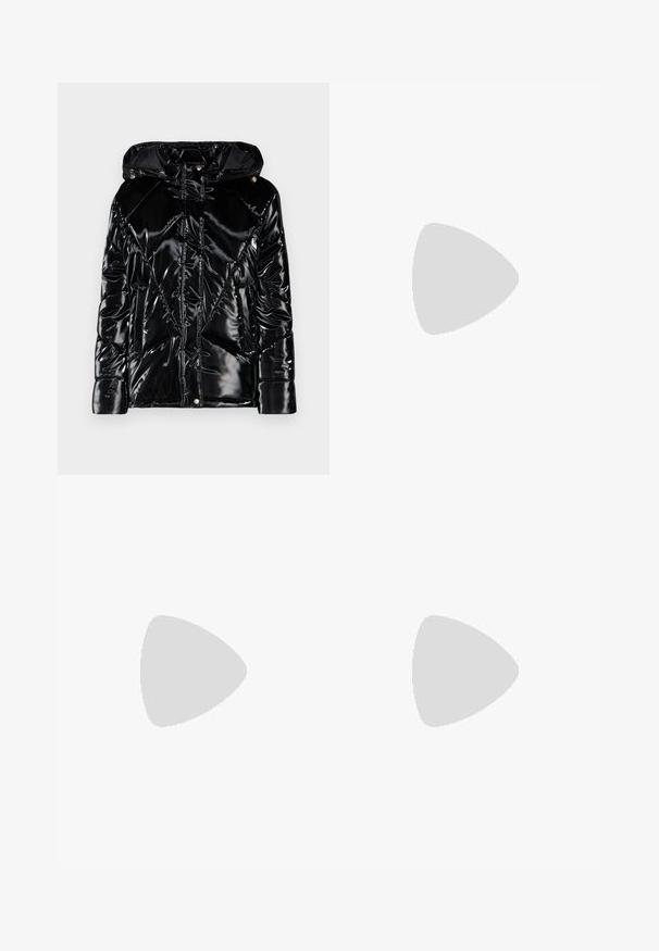 Doudoune noire avec une finition brillante, dotée d'une capuche, d'une fermeture éclair et de motifs de couture diagonaux. Conçue avec deux poches latérales.; T-shirt rayé en tissu doux, avec des rayures horizontales noires et crème, col ras du cou, manches courtes et coupe décontractée.; Pantalon large en tissu bleu marine foncé avec une texture côtelée. Il présente une taille lisse et une silhouette fluide, atteignant la longueur mi-mollet.; Baskets noires à lacets avec une semelle épaisse, présentant un dessus en cuir lisse, un bout arrondi et un design de plateforme en couches distinct.