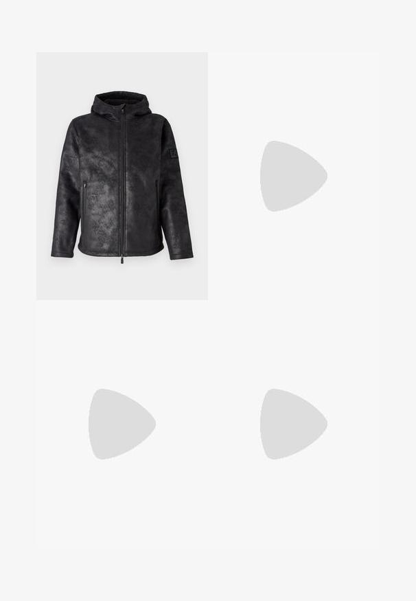 EA7 Emporio Armani GIUBBOTTO - Bunda z umělé kůže - black; Černé bavlněné tričko s kulatým výstřihem, krátkými rukávy a logem "EMPORIO ARMANI" v bílém nad nápisem "Milano" v zakřiveném provedení.; Tmavě modré džíny s úzkým střihem, které mají skvrny od barvy, viditelné švy a standardní pětikošíkový design. Rovný střih nohavic.; Bílé a černé tenisky s hladkým koženým svrškem, texturovanými akcenty a robustní bílou podešví. Mají klasický design se šněrováním.; Černé kulaté sluneční brýle s tmavými skly a tenkými kovovými nohami. Obsahují průhledné koncovky nožiček a stříbrné akcenty na pantu. Minimalistický design.