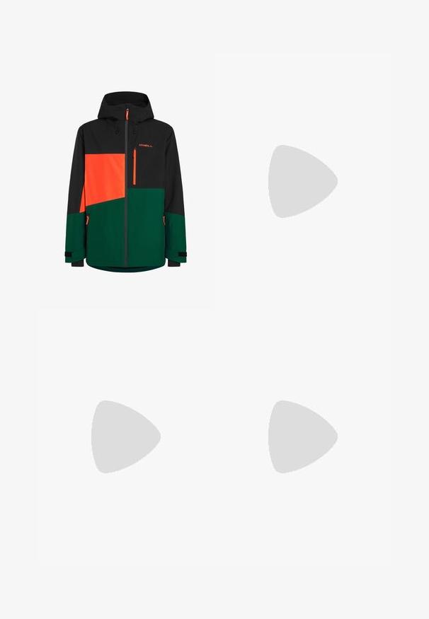 Veste noire et verte avec des accents orange ; dotée d'une capuche, de poches zippées et d'un design de bloc de couleur géométrique. Matériau imperméable.; T-shirt en coton blanc à manches courtes, col rond, avec un petit logo doré sur la poitrine gauche. Texture douce et coupe régulière.; Jean en denim bleu clair avec une coupe droite, présentant une taille mi-haute, cinq poches, et une fermeture à bouton et à fermeture éclair.; Chaussure de sport argentée au design épuré, composée de panneaux en mesh, d'une languette rembourrée, d'une tige en synthétique texturé et d'une semelle en caoutchouc pour une meilleure traction.