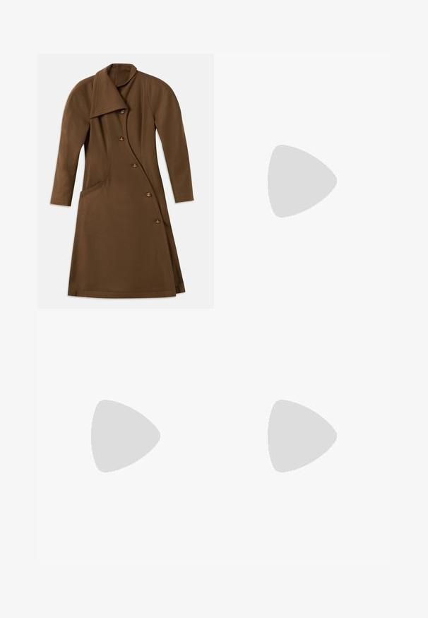 Rudas ilgas paltas su asimetriška priekiu, išlenktu šoniniu siūlu ir keturiais mygtukais, kurių detalėje yra auksinės spalvos emblema.; Ruda velveto suknelė su kvadratiniu iškirpimu, be rankovių dizainu, prigludusia liemene ir diržu su sidabriniu apskritu akcentu.; Smėlio spalvos ilgos rankovės golfo megztinis, pagamintas iš minkštos, tekstūruotos medžiagos; turi siaurą siluetą ir aukštą apykaklę. Nėra matomų raštų ar detalių.; Rudos suedinės kelio ilgio batai su smailiu pirštu ir stambiu kvadratiniu kulnu. Lygus paviršius, prigludusi koja ir be matomų užsegimų.; Ruda suedinė rankinė su trumpa rankena. Yra sidabrinis logotipas, žvaigždutės akcentas ir lygus paviršius. Kompaktinė stačiakampio forma.