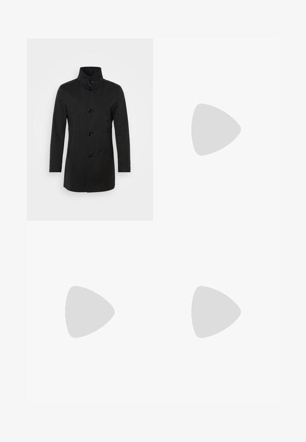 Zwarte jas met hoge kraag, knoopsluiting, twee zijzakken en een gladde stof. Modern, gestroomlijnd ontwerp zonder patronen.; Twee shirts met korte mouwen: één effen zwart, één wit met zwarte verticale strepen. Beide hebben knoopsluitingen en een klassieke kraag.; Lichtgrijze denimbroek met een recht model, vijfzakkenstijl en een knoopsluiting. Zichtbare stiksels langs de naden.; Zwarte leren instappers met een ronde neus, voorzien van een gestikt ontwerp, een lage platformzool en een gestructureerde, grof rubberen buitenzool.