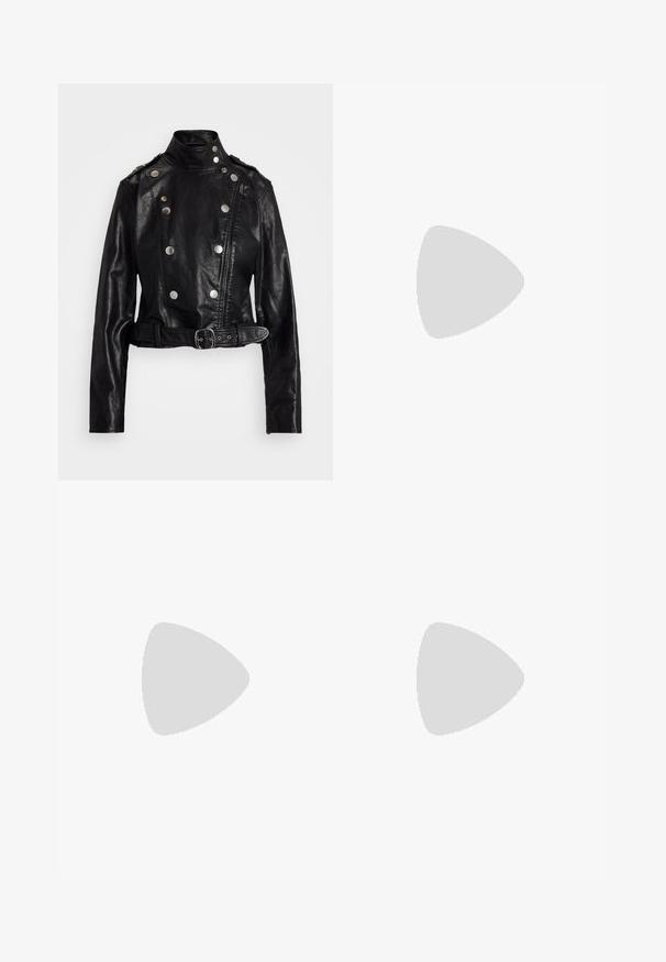 Veste de moto en cuir noir avec un col haut, une fermeture éclair asymétrique, des accents de boutons argentés et une taille ceinturée. Équipée d'épaules rembourrées.; T-shirt en coton noir avec un col rond, des manches courtes et un logo brodé blanc sur la poitrine gauche. Texture lisse, design décontracté.; Jean en denim bleu à coupe droite, avec une déchirure usée au genou droit et un aspect délavé. Conception à cinq poches avec surpiqûres contrastantes.; Polo Ralph Lauren CALFSKIN PENNY LOAFER - Chaussons - black; Sac demi-lune en cuir noir avec des accents en métal doré, doté d'une fermeture éclair. Porté en bandoulière sur un pull gris.
