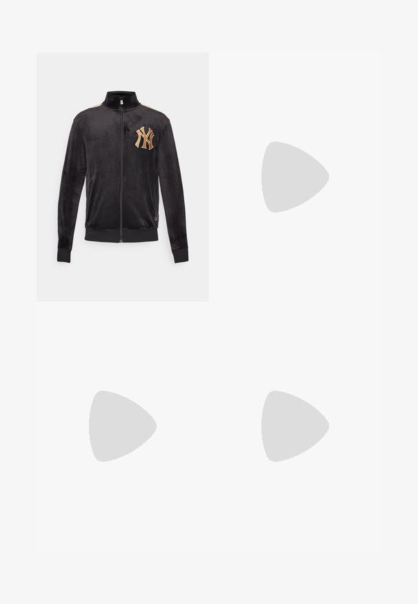 New Era MLB NEW YORK YANKEES TRACK TOP - Klubbklær - black; Nike svart bomull T-skjorte med klassisk rund hals, korte ermer, og en subtil, preget logo på brystet. Glatt tekstur.; Svarte casual bukser med strikk i livet, sidelommer og rett bein på en ensfarget bakgrunn.; Svarte sportssko med teksturert stoff og gummisåler, med elastiske lisser og en blå detalj på hælen. Brukt med lyse denimbukser.