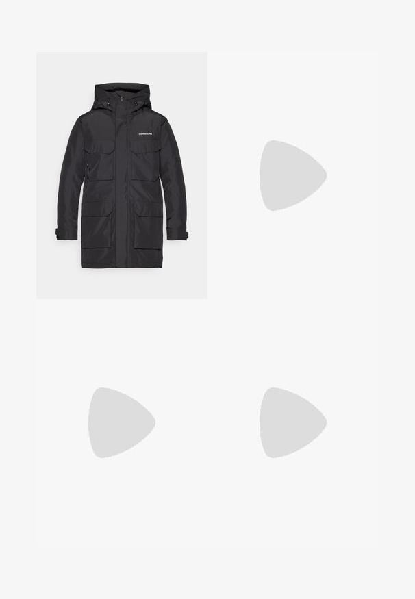 Černá nepromokavá parka s kapucí, obsahující dvě velké přední kapsy a kapsu na zip na levé straně. Hladká textura, minimální branding.; Černé bavlněné tričko s krátkými rukávy, kulatým výstřihem a malým bílým logem na levém hrudníku. Jednoduchý design, hladká textura a uvolněný střih.; Černé sportovní kalhoty vyrobené z lehké tkaniny, s páskem na šňůrku, bočními kapsami a zúženými manžetami na kotnících.; Černé venkovní tenisky s horní částí ze semiše, texturovanou gumovou podrážkou a pevným šněrováním. Obsahují zesílenou patu a logo značky na boku.