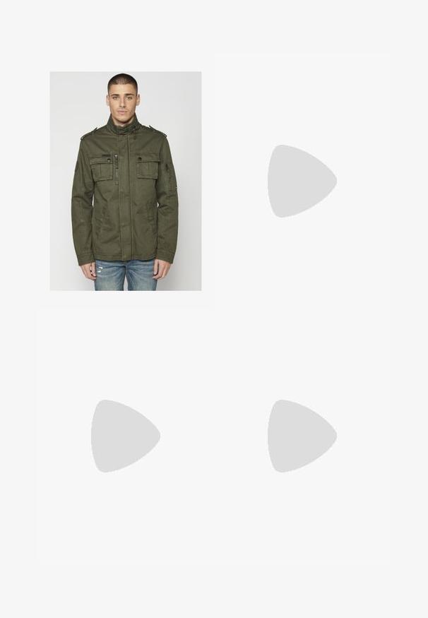 Koroshi Overgangsjakke - vison; Solid SDMAXWELL - Striktrøje - slate black; Karl Kani KK OS SIDESTRIPE - Bukser - grey; Sandal mellemhøje støvler i tan ruskind med en rund tå, subtile syninger og en tekstureret gummisål. Kort højde uden snørebånd.