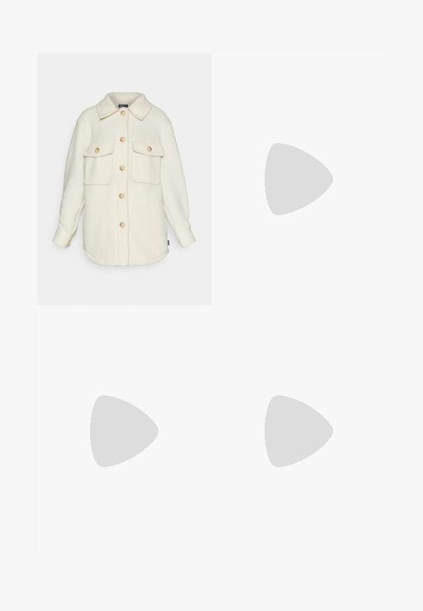 Crèmekleurige fleece shirtjack met een kraag, lange mouwen en twee voorzakken. Voorzien van lichte houten knopen en een ronde zoom.; Zwarte T-shirt met korte mouwen en ronde hals, gemaakt van zacht katoen, met een rechte zoom en zonder zichtbare patronen of accenten.; Wijdere jeans in donkergrijs denim. Kenmerken zijn een hoge taille, vijf zakken en een sluiting met een knoop aan de voorkant. Glad textuur met subtiele vervaging.; Witte leren sneakers met zwarte strepen, gumrubberen buitenzool, ronde neus, vetersluiting en een zachte grijze suède neuskap.