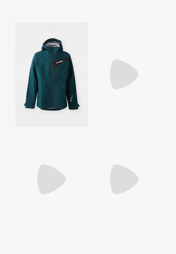 Turkusowa kurtka wodoodporna z kapturem, z zamkiem błyskawicznym, czarnymi akcentami i logiem. Posiada regulowane mankiety oraz przednią kieszeń na zamek. Materiał GORE-TEX.; Czarna koszulka z krótkim rękawem wykonana z bawełny, z okrągłym dekoltem i małym białym logo na górnej lewej części klatki piersiowej.; Czarne spodnie cargo wykonane z lekkiego materiału, z elastycznym pasem, bocznymi kieszeniami oraz subtelnym logo na udzie.; Wielozadaniowe buty do biegania szlakowego o lekkiej konstrukcji z siateczkową górą w odcieniach szaro-czarnych, pomarańczowymi akcentami i wytrzymałą podeszwą zapewniającą przyczepność. Wodoodporna podszewka Gore-Tex.