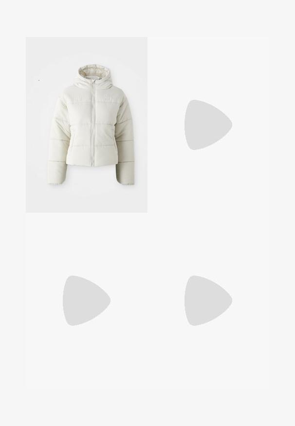 Balta apgriezta pūkaina jaka ar kapuci, priekšējo rāvējslēdzēju, šuvju paneļiem un mazu logotipu uz krūtīm. Gluda, pīksta tekstūra.; Kreptais pusītes džemperis krēmkrāsā, ar augstu apkakli, puszipa aizdari, elastīgu apakšmalu un aprocēm, ar gludu tekstūru un minimālistisku dizainu.; Navy zila sporta bikses, izgatavotas no mīksta auduma, ar elastīgu jostu ar auklu, elastīgiem piedurknēm un mazu balto logo.; Baltas ādas kedas ar ziliem akcentiem, perforēta purngala dizains un teksturētas zili un baltas šņores, valkātas ar pelēkiem ribotiem zeķēm.