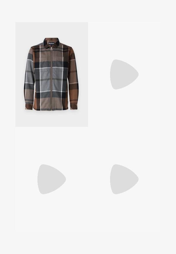 Jacket cu print plaid în nuanțe de maro, gri și negru, cu fermoar, două buzunare pe piept, guler și o textură de material neted. Dispune de un închizător cu fermoar argintiu.; BOSS TEE - Tricou basic - open white; Pantaloni din bumbac bej, cu croială dreaptă, dotati cu închidere cu nasture și pliuri în față pentru un plus de detaliu.; Sneakeruri pentru bărbați, cu talpă joasă, din piele neagră și suede, cu tab cuum maron și talpă din cauciuc alb, văzute din partea exterioară.