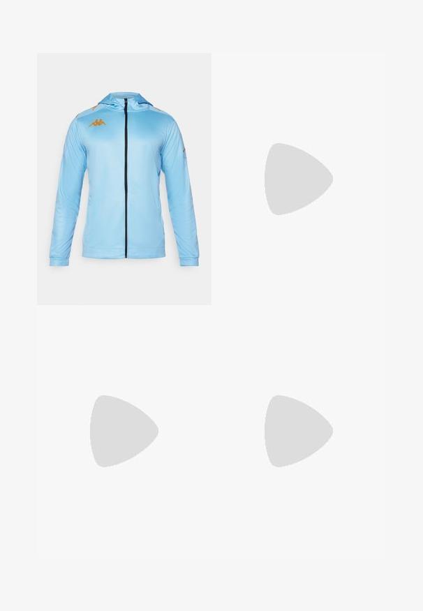 Lys blå zip-up jakke med lange ermer, med hette, svart glidelås og gull logo detaljer på skuldrene. Glatt, atletisk stoff.; Hvit treningstopp med korte ermer laget av glatt stoff. Har rund hals og grått logo på venstre bryst, med sidesplitter i kanten.; Svart treningbukser laget av glatt, lett materiale. Har elastisk midjebånd og slim fit med glidelåslommer.; Svarte fotballsko med teksturert syntetisk overdel, sølvfargede detaljer og snøring. Har en formet såle med synlige knotter for godt grep.