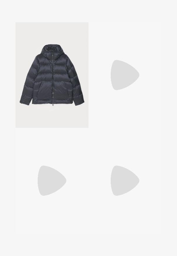 J.LINDEBERG FARRELL  - Dunjakker - black; Sort bomulds T-shirt med rund halsudskæring, korte ærmer og "EMPORIO ARMANI" logo i hvid over "Milano" i et buet design.; Filippa K WIDE TROUSERS - Bukser - driftwood; Hvide og sorte sneakers med en glat læderoverdel, teksturerede detaljer og en kraftig hvid sål. Har et klassisk snørebåndsdesign.; Sorte runde solbriller med mørke linser og slanke metalarme. Inkluderer klare tempeltips og sølvdetaljer ved hængslet. Minimalistisk design.