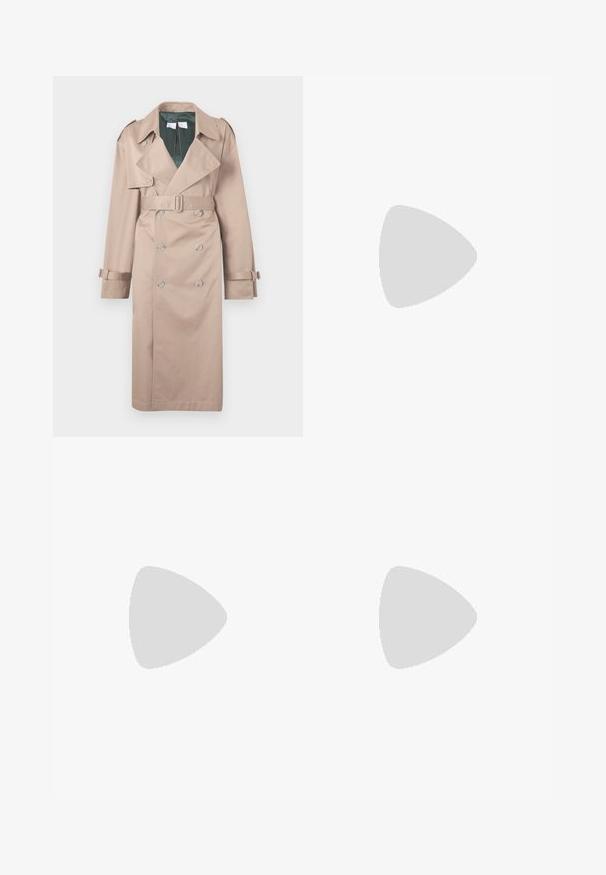 MM6 Maison Margiela Ballonkabát - sand; Kötött ruha krém és barna csíkos mintával, ujjatlan kivitelben, kerek nyakkivágással és aszimmetrikus megkötéses részlettel a szoknyán.; Fekete lakk bőrből készült, slingback magas sarkú cipők, hegyes orral, állítható bokapánttal és mérsékelt tömbsarkal. Simább textúra, fényes felület.; Piros velúr válltáska ívelt formával. Ezüst tónusú kiegészítőkkel és állítható pánttal, hardver részletekkel. Simább felszíne van.