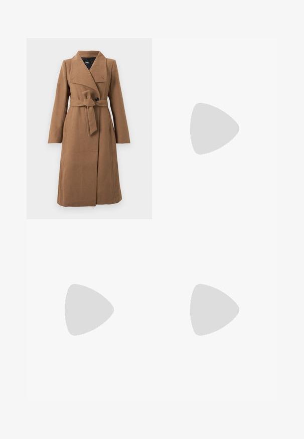 Cappotto lungo in lana color camel con ampio colletto, un bottone nero singolo e cintura in tessuto coordinato legata in vita.; Tre magliette a maniche lunghe impilate: nera, grigia e bianca. Ognuna ha un colletto rotondo e un design accorciato con tessuto morbido e leggero.; Pantaloni neri a zampa d'elefante realizzati in tessuto elastico, con vita alta e orli svasati con aperture laterali per una maggiore libertà di movimento.; Sneakers in suede grigio con lacci bianchi, strisce nere e suola in gomma bianca. Presentano un logo circolare sulla linguetta e una suola in gomma.