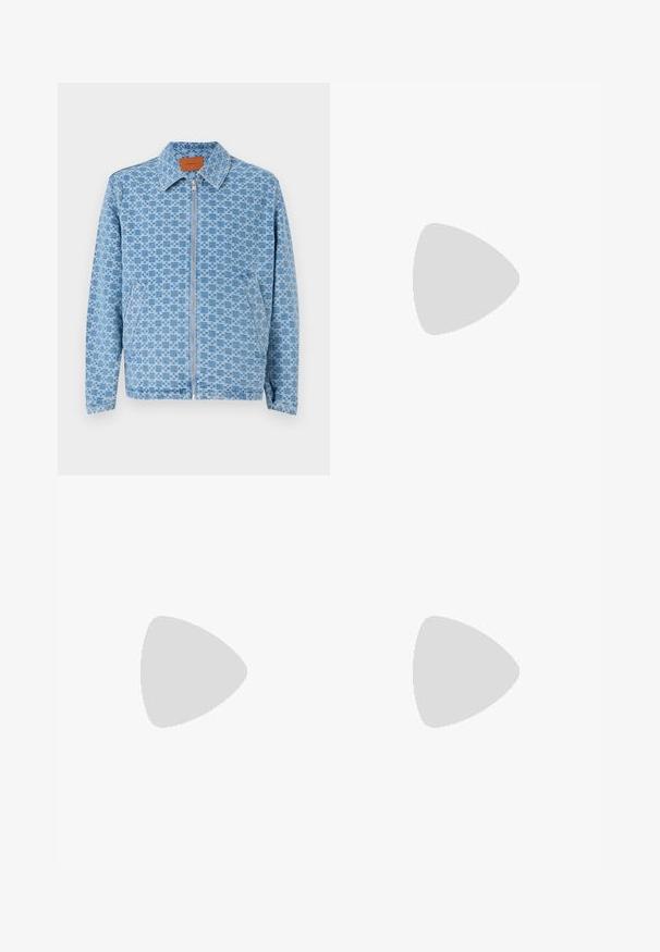 sandro ZIPPER CROSS JACKET - Traper jakna - blue vintage; Bijela majica kratkih rukava od pamučnog materijala s okruglim izrezom. Jednostavan dizajn bez uzoraka ili naglasaka. Glatka tekstura.; Plave traperice s ravnim krojem, bakrenim zakovicama i dizajnom s pet džepova. Imaju šivenu obrubu i klasičnu struk s petljama za remen.; Bijele kožne tenisice s crnim suedinim akcentima, tri crne pruge, bež gumeni potplat i zlatni "SPEZIAL" brend na boku.