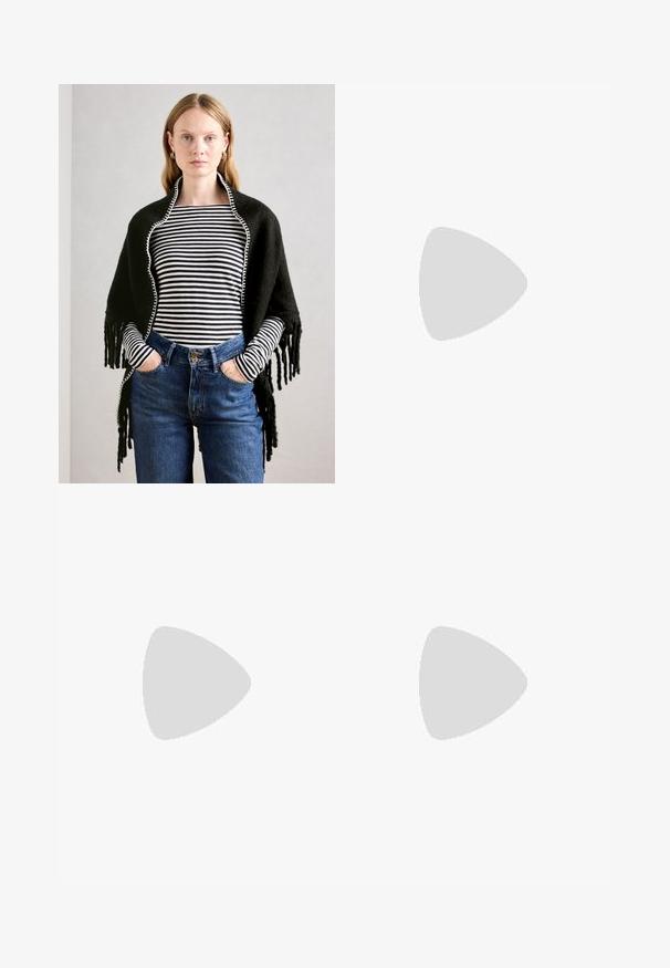 Kvinne med lyst hår som har på seg svart sjal over en svart-og-hvitstripet langermet topp og høyt midje blå jeans, med hendene i lommene.; Brun ribbet langermet kjole med scoop-utringning og tett silhuett. Har v-formet sømdetalj på ermet.; Brune lær cowboy støvel med spiss tå, broderte svirvlende mønstre på skaftet og en stablet blokk hæl. Har en trekksløyfe for enkel påkledning.; Sølv ringøredob med en polert finish, med små gull detaljer og en rund form, båret på øreflippen.