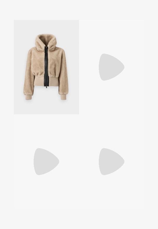 Beige Bomberjacke aus Kunstfell mit Kapuze, schwarzem Frontreißverschluss sowie gerippten Bündchen und Saum. Weiche Textur mit kurzer Passform.; Gestreiftes kurzärmliges T-Shirt in Elfenbeinfarbe, mit rundem Ausschnitt und taillierter Passform. Weicher Stoff mit glatter Textur.; Weite weiße Jeans aus einem Baumwollmischgewebe. Verfügt über einen Reißverschluss, ein Fünf-Taschen-Design und Nähte entlang der Säume.; Schwarze Leder-Stiefeletten mit schickem Design, elastischen seitlichen Einsätzen und einer stabilen schwarzen Sohle. Mit einem Zugband an der Rückseite für ein einfaches Anziehen.