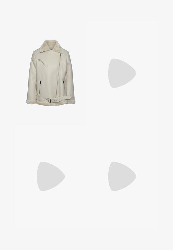 Pieces NORA AVIATOR - Jakna iz umetnega usnja - birch; Črn dolgi pulover iz pletenine z oblazinjenimi rameni ter rebrastimi manšetami in robom, prikazan na beli podlagi.; Visoke črne-denim hlače z širokim krojem, zasnovane s petimi žepi in vidnimi šivi. Tkanina ima gladek, rahlo teksturiran videz.; Sivi nubuk čevelj do gležnjev z nizkim profilom, elastičnimi stranskimi paneli in teksturirano gumijasto podplato. Ima zanko za enostavno oblačenje.; Denim torbica s zakrivljenim oblikom, svetlo modre barve, nastavljivim naramnicam in majhno odstranitveno torbico z metalnimi detajli.