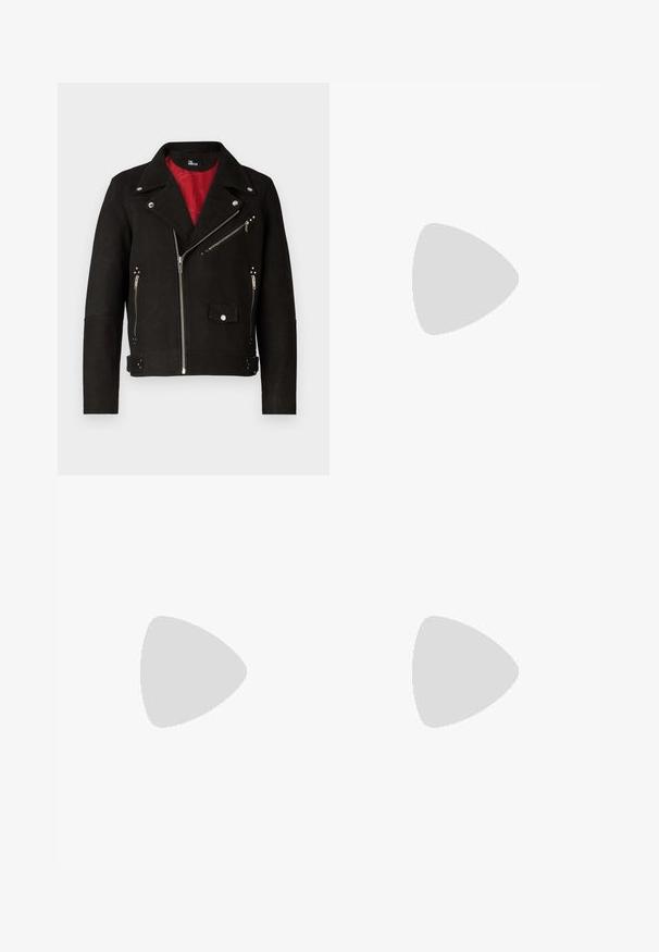 Schwarze Wildleder-Motorradjacke mit rotem Innenfutter, diagonaler Reißverschlussöffnung und silbernen Hardware-Akzenten. Verfügt über Reißverschlusstaschen und Druckknopfverschlüsse.; Schwarzes Kurzarm-T-Shirt aus Baumwolle mit rundem Halsausschnitt und einem kleinen Logo-Detail am Saum. Glatte Textur, reguläre Passform.; Graue maßgeschneiderte Hose aus strukturiertem Stoff, mit zwei vorderen Falten und geradem Bein. Keine sichtbaren Taschen oder Verzierungen.; Schwarze Leder-Herrenloafer mit niedrigem Absatz und klassischem Penny-Riemen-Design, seitlich auf einem weißen Hintergrund dargestellt.