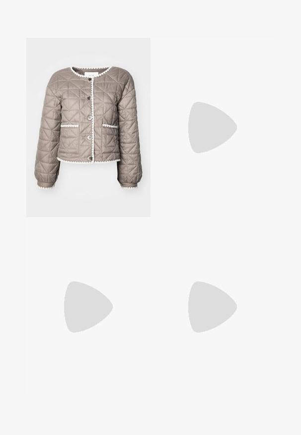 Jachetă bej matlasată cu decolteu rotund, tiv alb cu margine ondulată, închidere frontală cu nasturi și două buzunare frontale. Material moale, texturat.; Două tricouri albe din bumbac, cu mâneci scurte, guler rotund și o siluetă ajustată, având o textură netedă și un design minimalist.; Pantaloni cargo bej cu talie înaltă, picioare largi și patru buzunare laterale mari. Realizați dintr-un material durabil, cu o textură netedă și detalii minimale.; Sneaker din suede negru cu trei dungi albe, logo auriu și talpă din cauciuc maro. Prezintă un design cu șireturi de tip low-profile.