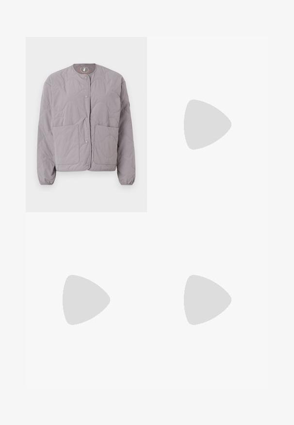 Save the duck LOOP - Bomber dzseki - iron grey; Fekete pamut póló kerek nyakkivágással, rövid ujjakkal és hímzett logóval a mellkasán. Egyszerű, laza szabás, minta nélkül.; Fekete, testhezálló nadrág egyenes szárú kivitelben, sima textúrával és éles redőkkel az elején. Nincs látható fémalkatrész.; Fekete bőr slingback magassarkúk, hegyes orral, vékony sarkakkal és arany színű részlettel a állítható pánton. Simа felület.