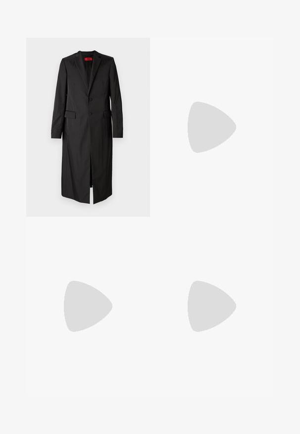 Schwarzer langer Mantel aus leichtem Stoff, mit einem einreihigen Design, zwei Knöpfen und seitlichen Taschen. Minimalistischer Stil mit einer schlanken Silhouette.; Junge Person mit geflochtenem Haar, die ein hellgraues Nike-T-Shirt und schwarze Nike-Shorts trägt, vor einem einfarbigen weißen Hintergrund.; Beige Cargo-Hosen aus leichtem Baumwollmaterial. Mit elastischen Bündchen, mehreren Seitentaschen und einem Knopfverschluss.; Weiße Leder-Sneaker mit Perforationen, runder Zehenpartie, flacher Sohle und dicken Schnürsenkeln, mit sichtbar eingesticktem Swoosh-Logo und "AIR" an der Ferse.