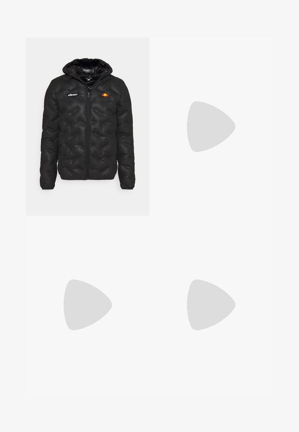 Črna pufasta jakna s kapuco, z quilted vzorcem, zadrgo spredaj in logotipom na levem prsnem delu. Elastični manšeti.; Bela bombažna majica s kratkimi rokavi, ki ima na levi strani prsnega dela vezeno logotip v mornarsko modri barvi, nad logotipom pa živahen barvni poudarek.; Črne trenirke iz mehkega blaga imajo zasnovo z zoženimi nogami, elastičen pas, stranske žepe z zadrgo in majhen logotip.; Črne in zelene športne copate z vzorčasto mrežasto zgornjo obutvijo, belim swoosh logotipom, oblazinjenim ovratnikom in vidno enoto z zračnim blaženjem v podplatu.