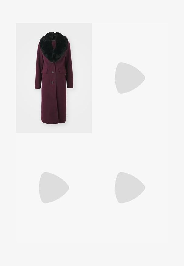 ONLY ONLLIVA NANCY LIFE COAT - Cappotto classico - burgundy; Maglione grigio scuro, corto, con maniche lunghe, scollatura rotonda e finitura texturizzata. Design semplice senza motivi o decorazioni.; Pantaloni neri a gamba larga realizzati in tessuto liscio, con zip frontale e due tasche laterali, dal taglio sartoriale e design minimalista.; Stivale in pelle nera al ginocchio con punta affilata e tacco a blocco su sfondo chiaro e uniforme.; Borsa tote in pelle marrone con texture liscia, design con apertura superiore e due spallacci. Presenta cuciture minime e nessun hardware visibile.