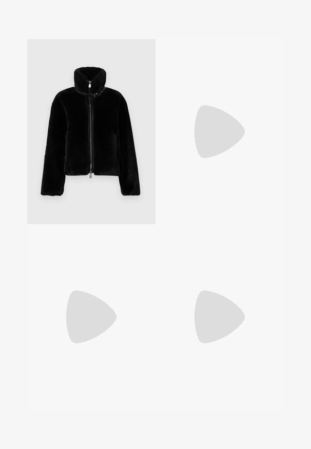 Casaco cropped de pele falsa preto com colarinho alto, fecho de correr frontal completo e um detalhe de fecho de fivela única. Textura suave e ajuste descontraído.; Suéter tricotado cinza claro, cortado, com gola alta e punhos canelados, apresentando padrões de cabos texturizados ao longo das costas e dos lados.; Calças largas numa cor bege clara, feitas de um tecido suave. Apresentam uma cintura clássica e parte da frente lisa com linhas limpas.; Botas Chelsea em suede castanho com painéis laterais elásticos e uma sola plataforma grossa e texturizada. Apresenta uma alça na parte de trás para facilitar o calce.