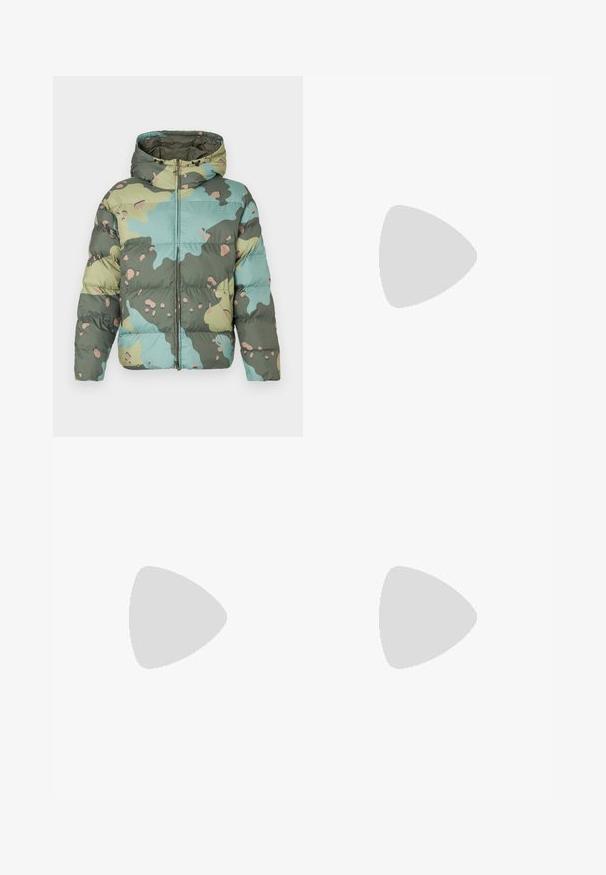 Kamuflaažiga puffer-jakk, millel on kapuuts, ees on lukuga sulgemine ja polsterdatud õmblustehnikaga disain roheliste, helesiniste ja beežide värvide kombinatsioonis.; Valge puuvillane T-särk, millel on ümmargune kaelus ja lühikesed varrukad, ning mille esiosal on kuldne EA7 Emporio Armani logo.; Mustad mustad lühikesed püksid, mis on valmistatud pehmest kangast. Omavad elastset vöökohta ja väikest kollast EA7 logo vasakul jalal.; Valge nahast tennis, millel on sile põhi, ümar varvas, lamedad nöörid ja tekstuuriline tall. Sisaldab diskreetset logo kontsaribal.