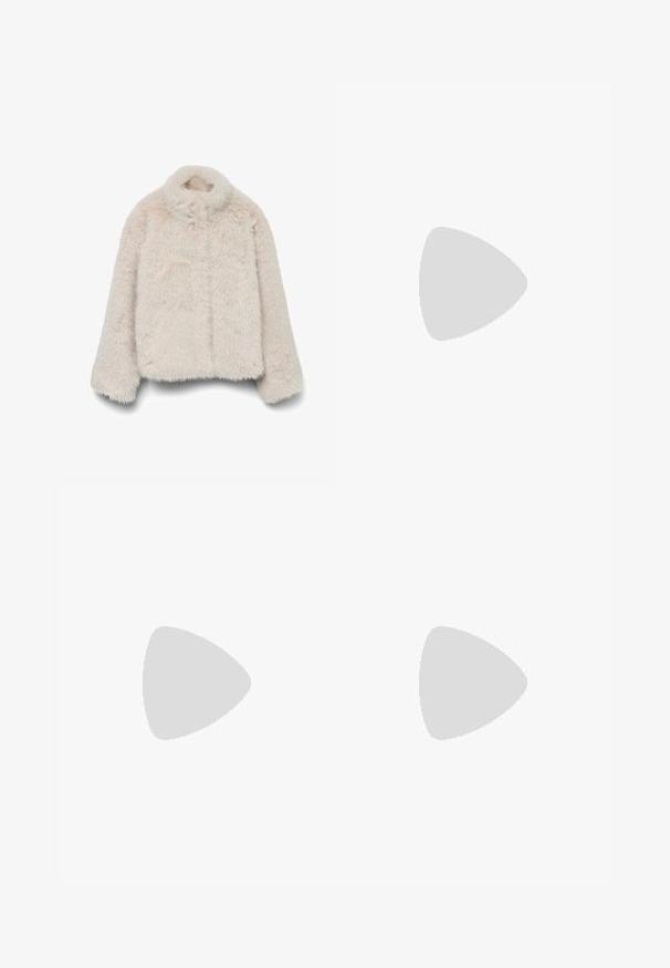 Jakke i falsk pels i myk beige, med høy krage, lange ermer og boksform, med en teksturert, fluffy overflate. Ingen synlige lukninger.; Tre lange ermer t-skjorter stablet: svart, grå og hvit. Hver har en rund hals og et kort design med glatt, lett stoff.; Sorte flared leggings laget av stretchy stoff. Har en bred midjebånd og en glatt tekstur, med en tettsittende silhuett som blir videre nedover.; Grå semsket sneakers med hvite lisser, svarte striper og en hvit gummisåle. Har en sirkulær logo på tungen og en gummisåle.