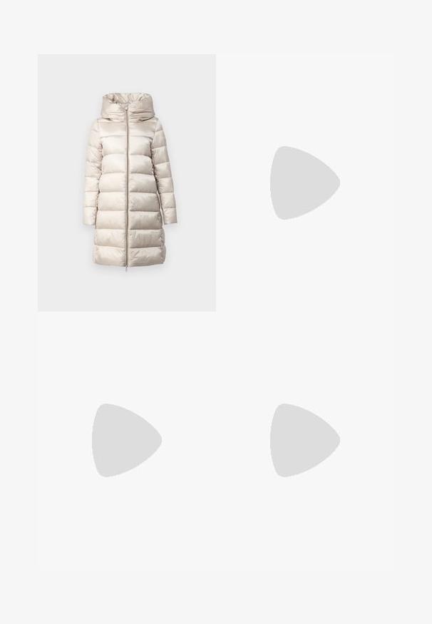 Bež puffer-jakk, millel on kapuuts, horisontaalne lõike mustriga, täispikkوک ja pikad varrukad. Sile, sädelev materjal.; Valge puuvillane T-särk ümmarguse kaelusega ja lühikeste varrukatega. Rinnal on väike värviline logotempel punaste, siniste ja valgete aktsentidega.; Laiad valged teksad, mis on valmistatud puuvilla segust. Omavad lukuga eesmist sulgemist, viie taskuga disaini ning õmblusi pükste saemetes.; Pruunist suede'ist pahkluu saabas, millel on pehme kreemjas vooder, külgiselt lukuga ja tüse kummitald. Sellel on sile tekstuur ja ümar varvas.