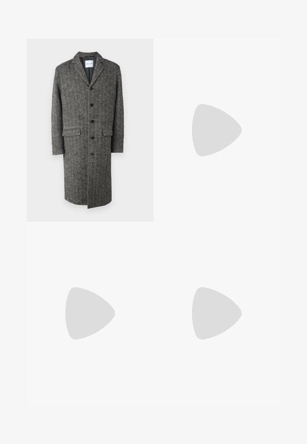 Grijs visgraat wollen coat met een notch lapel, zes knopen, een borstzak en een lengte tot de knie. Soepele textuur en slim fit.; Zwart geribbeld longsleeve trui met een ronde hals en subtiele textuur. Gesloten mouwen en zoom dragen bij aan het gestructureerde ontwerp.; Zwarte broeken met een rechte pasvorm, riemlussen en een afneembare riem. Glad stof met zijzakken en zonder zichtbare patronen of metalen onderdelen.; Zwarte instapper met een ronde neus, voorzien van een textuur bovenwerk, gladde witte zool en subtiele merktekens aan de zijkant.
