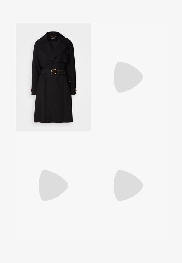 Schwarzer Trenchcoat mit einem doppelt geknöpften Design, breiten Revers, tailliertem Gürtel mit goldenen Hardware-Elementen und Manschettenriemen. Glatte Textur.; Ein schlichtes, weißes T-Shirt aus Baumwolle mit rundem Halsausschnitt, kurzen Ärmeln und lockerer Passform. Glatte Textur ohne Muster oder Akzente.; Schwarze weit geschnittene Hose mit elastischem Bund, flach auf einem hellen Hintergrund präsentiert.; Schwarzer Knöchelstiefel aus glattem Leder. Mit quadrater Zehenpartie, elastischem Schaft und einem stabilen Blockabsatz. Minimalistisches Design.; Schwarze Ledertasche mit strukturiertem Finish, geknoteten Handgriffen und goldfarbener Logodetailierung an der Basis. Sie hat eine lässige Silhouette.