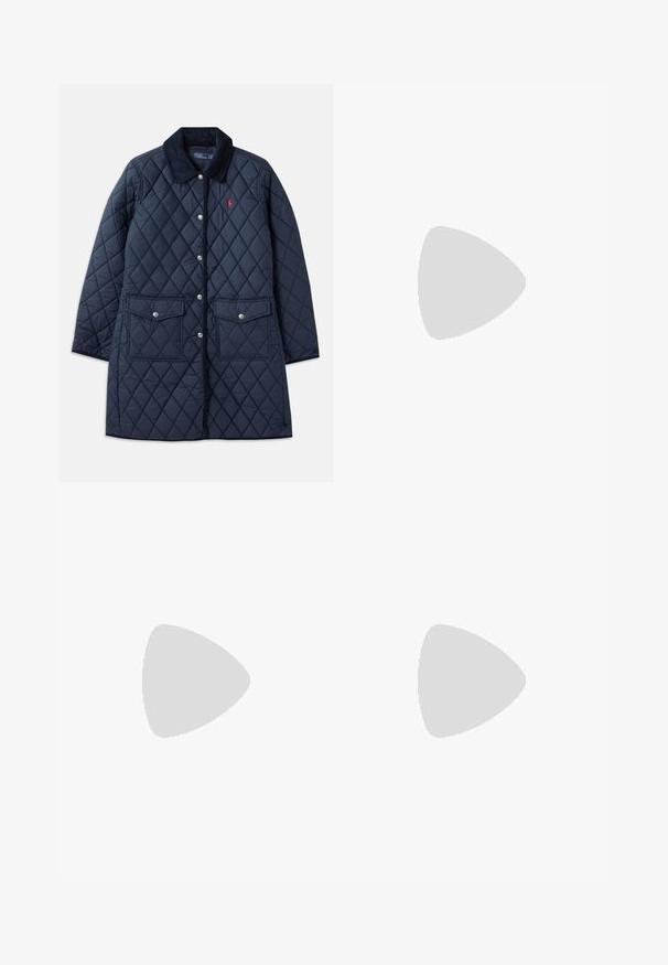 Jūras spēku zili quiltēts mētelis ar dimanta rakstu, korduroja apkakli, snap pogām, divām priekšējām kabatām un mazu sarkanu logo kreisajā krūtī.; Melnā kokvilnas t-krekls ar apaļu kakla izgriezumu, īsām piedurknēm un balto izšūto logotipu kreisajā krūtī. Gluda tekstūra, ikdienišķs dizains.; Brūni kokvilnas bikses ar šauru piegriezumu, plakanu priekšpusi un standarta kabatām; gluda tekstūra un apšūti manšetes.; Baltas ādas sporta apavi, zema dizaina, ar gludu tekstūru, noapaļotu purngalu, ar auklēm priekšpusē un nelielu izšūtu logotipu sānos.; Melna ādas pusmēness forma bagā ar zelta furnitūru, ar rāvējslēdzēja aizdari. Nēsāta pāri ķermenim virs pelēka džempera.