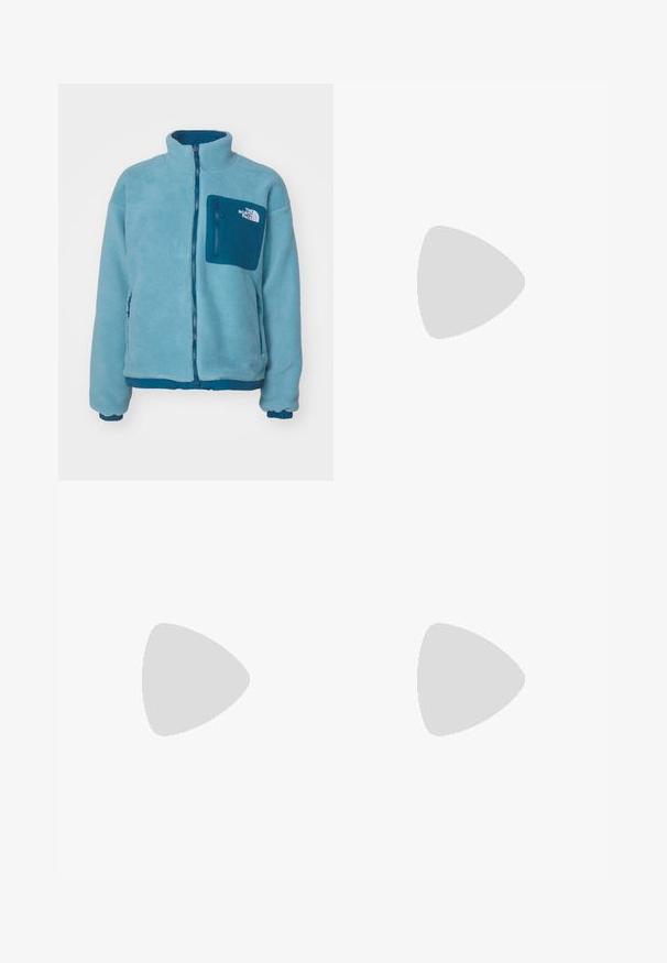 The North Face YUMIORI REVERSIBLE JACKET - Jakna od flisa - midnight petrol/algae blue; Crni dugih rukava majica od pamuka s okruglim izrezom. Ima mali bijeli logo na lijevoj strani prsnog područja. Jednostavan dizajn i kroj.; Crne najlon hlače s munjevim zatvaranjem, odvojive cargo hlače s podesivim manžetama, brojnim džepovima i logom na desnoj nozi. Glatka, lagana tekstura.; Bež i kremasti sportski tenisice s teksturiranim mrežastim gornjim dijelom, potpornih preklopa i gumeni potplat s uzorcima za prianjanje.