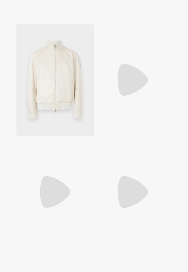 Heled kreemikollane bomber-jakk kõrge kraega, lukuga esikinnis, kahe küljetaskuga ja peene tekstuuriga mustriga. Ribiga mansetid ja äär.; Valge puuvillane T-särk lühikeste varrukatega, millel on must "BOSS" logo, mis on keskendatud rinnale, ja ümmargune kaelaava disain.; Valged volditud püksid, mis on kohandatud sobivusega, sujuva tekstuuriga, vööloopidega ja kitsenevate jalgadega. Pole nähtavaid taskuid ega mustreid.; Valge ja heledat beeži värvi spordijalats, millel on õhuke võrkmaterjal, perforatsioonidega detailid ning tekstuuriga vahetald, millel on brändi logo kannaosas.