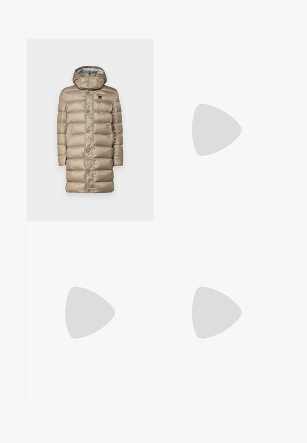 Blauer CARVER - Páperový kabát - beige; Biela bavlnená tričko s veľkým, svetloružovým geometrickým vzorom lemovaným tenkým rámom. Krátke rukávy a klasický okrúhly výstrih.; Béžové bavlnené džínsy s klasickým strihom rovného nohu, so zapínaním na prednom tlačidle, piatimi vreckami a jemnými detailmi v šití.; Calvin Klein HYBRID CUP - Našuchovačky - triple black
