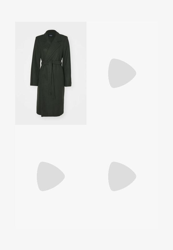 Mørkegrøn, lang uldblandingsfrakke med indpakningsdesign, store revers og taljebånd. Har lange ærmer og en glat tekstur.; Tre langærmede toppe stablet: sort, grå og hvid. Hver har en rund halsudskæring og et cropped design med glat, let stof.; Sorte flared bukser lavet af strækbart stof, med en høj talje og flared manchetter med sideskår for ekstra bevægelse.; Grå ruskinds sneakers med hvide snørebånd, sorte striber og en hvid gummisål. Har et rundt logo på tungen og en gummisål.