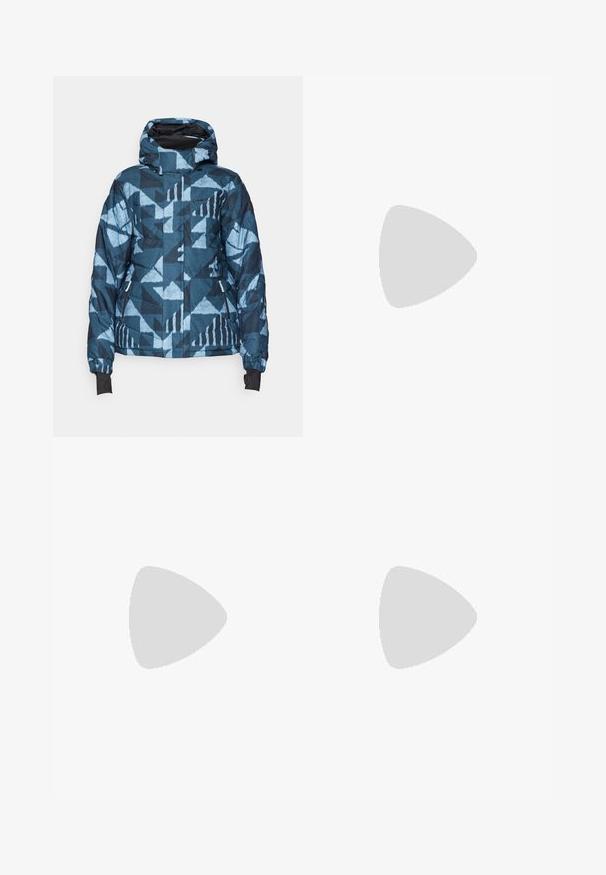 Giacca a vento blu con motivo geometrico, cappuccio, polsini a coste e due tasche con zip. Realizzata in un materiale testurizzato e isolante.; Felpa leggera grigia realizzata in morbido misto cotone. Caratterizzata da una tasca a marsupio, polsini a coste e un cappuccio con coulisse dal design minimalista.; Jeans a gamba larga in denim blu scuro, con vita alta, cuciture bianche a contrasto e design tradizionale a cinque tasche.; Stivale Moon Boot nero con tomaia imbottita, fissata da lacci e una distintiva fascia bianca con il logo. Suola in gomma spessa e texture.; Borsa a tracolla nera trapuntata con una catena d'oro, dotata di un distintivo fermo d'oro e di un'etichetta piccola, che mostra una superficie in pelle testurizzata.