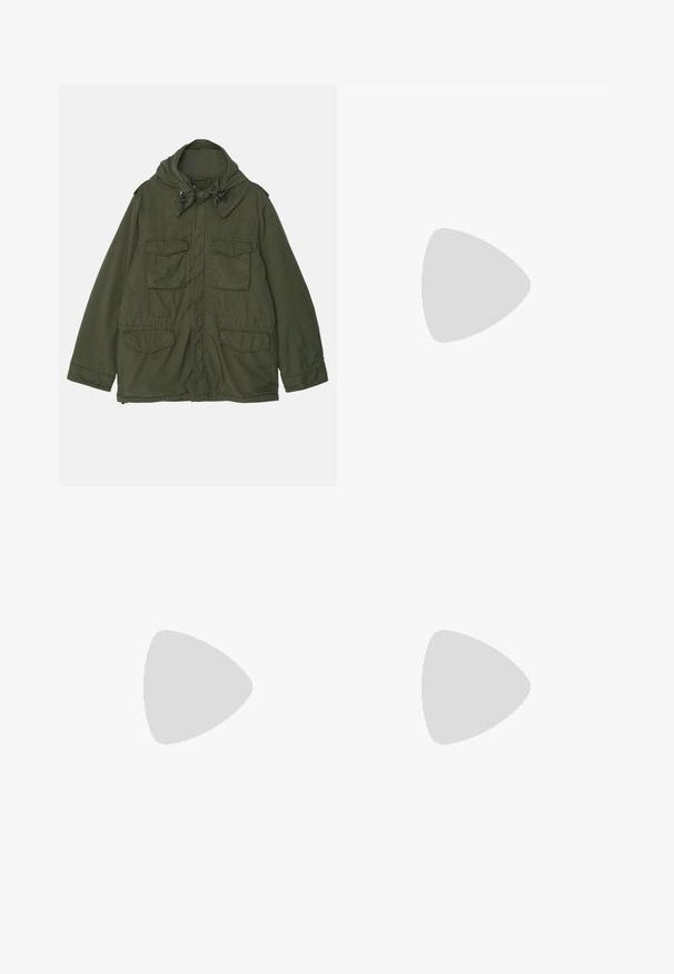 ASPESI NEW CAMP - Parka - green; T-shirt oversize nera a maniche corte con scollatura rotonda e etichetta del marchio Filippa K visibile all'interno del colletto.; Pantaloni beige con una vestibilità dritta, dotati di una vita con cordoncino, frontale plissettato e texture liscia. Design semplice e versatile.; Sneaker bianche basse in pelle testurizzata, con suola rigata color crema e dettagli sul tallone color marrone chiaro. Presentano lacci bianchi e un logo sul tallone.