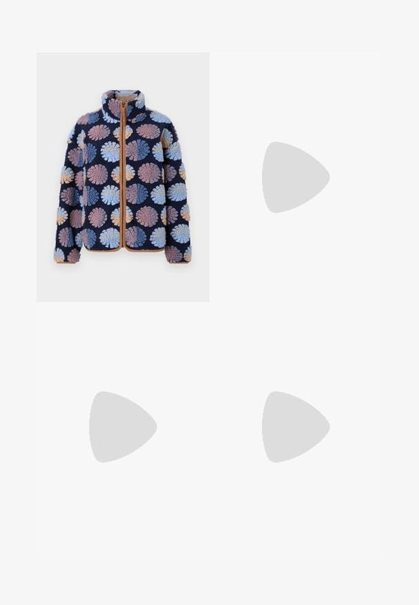 Giacca in pile con una base blu navy e grandi pois testurizzati in azzurro chiaro, malva e beige, chiusura frontale con zip e colletto alto.; Maglietta a maniche corte marrone realizzata in tessuto morbido, con scollatura rotonda e vestibilità rilassata. Nessun motivo o dettaglio visibile.; Pantaloni ampi marroni con una texture liscia, caratterizzati da una vita alta e pieghe frontali. Il tessuto è leggero e scorre liberamente.; Sandal in pelle marrone con cinturini incrociati, chiusura con cinturino alla caviglia e suola piatta con dettagli di cucitura minimi.