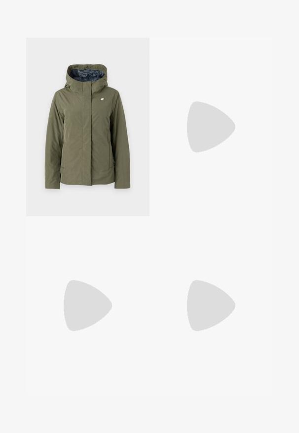 Olijfgroene jas met capuchon, gemaakt van een gladde stof. Heeft een frontzip, zijzakken en een klein zilveren logo op de linkerkant van de borst.; Zwarte sweatshirt met een ronde hals, verlaagde schouders en ribgebreide manchetten. Heeft een klein geborduurd logo op de borst. Zachte stoftextuur.; Zwarte wijde broek met een elastische tailleband. Gemaakt van een zachte, lichte stof. Heeft verticale naden aan de voorkant.; Zwarte low-top sneakers van glad materiaal, met dikke veters, een gestructureerde zool en een klein logo aan de zijkant en op de tong.