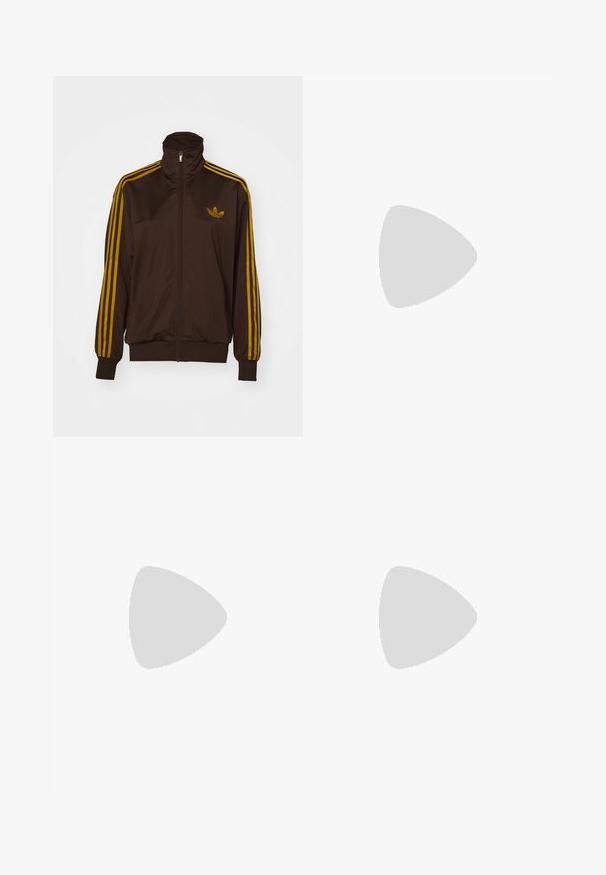 Veste zippée marron avec col montant, comportant trois bandes verticales jaunes sur chaque manche et un logo brodé sur la poitrine.; T-shirt en coton marron à manches courtes et encolure ronde. Présente un logo "adidas" en relief et un emblème tréfoil dans une teinte assortie.; Leggings bruns évasés en tissu extensible, avec des bandes latérales blanches et un petit logo blanc sur la cuisse gauche. Texture lisse.; Baskets beiges avec un tissu texturé, des rayures crème clair et des lacets assortis. Bout arrondi et semelle en caoutchouc blanche avec des accents bruns.